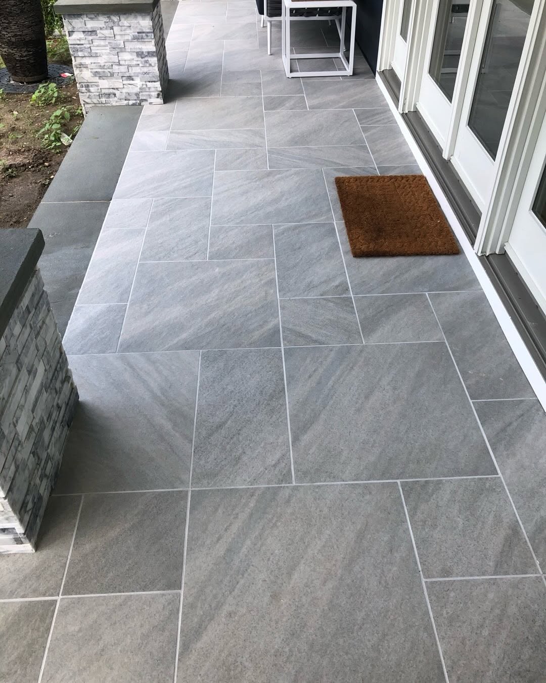 Porcelain tile patio with stone columns